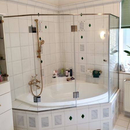Eckbadewanne mit Glastrennwand
