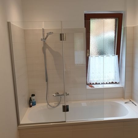 Badewanne mit Glastrennwand