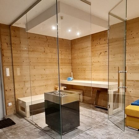 Hölzerne Sauna mit Glastrennwand