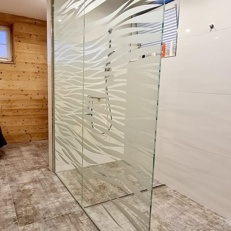 Glastrennwand mit Wellen-Motiv