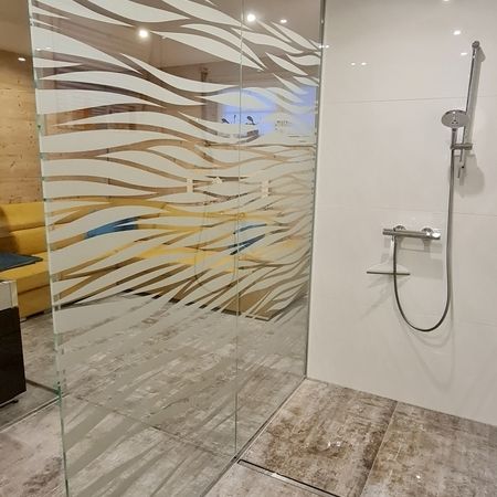 Glastrennwand mit Wellen-Motiv