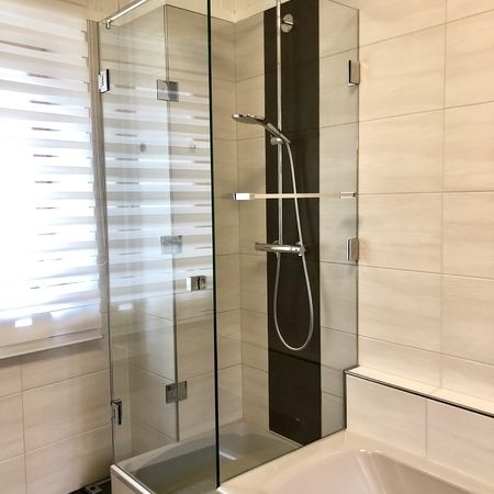 Glasdusche hinter einer Badewanne