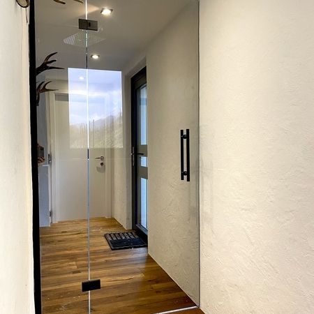 Geschlossene, spiegelnde Glasdusche