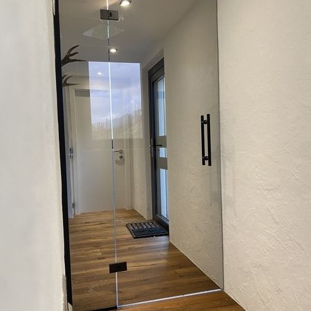 Geschlossene, spiegelnde Glasdusche