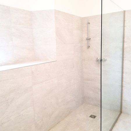 Helle offene Dusche mit Glastrennwand