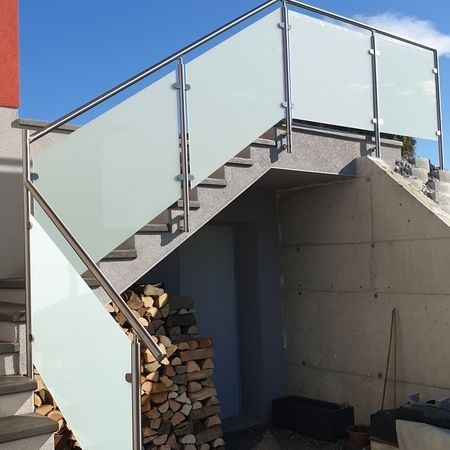 Treppengeländer aus Milchglas und Metallgeländer