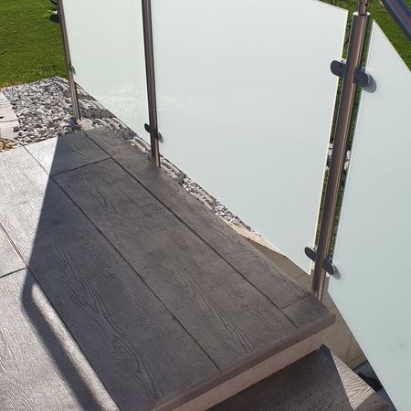 Ansicht vom Treppengeländer aus Milchglas und Metallgeländer oben