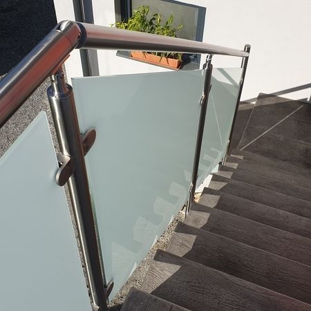 Treppengeländer aus Milchglas und Metallgeländer, Ansicht nach unten