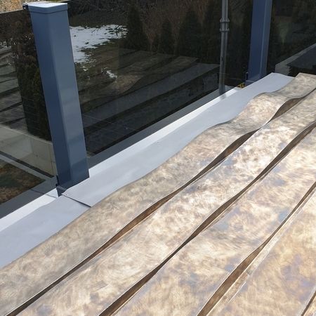 Terrasse mit  Metallboden und dunkler Verglasung