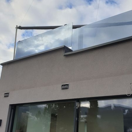 Glasgeländer über einem Haus