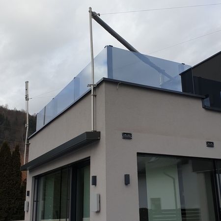 Glasgeländer über einem Haus