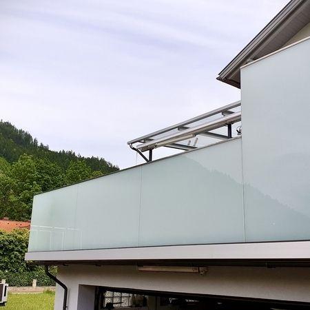 Milchglas-Balkonverglasung, Ansicht von außen rechts