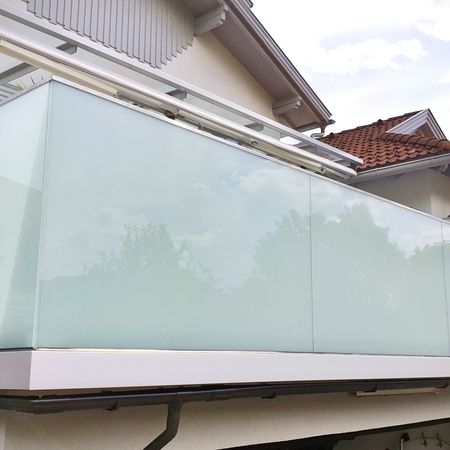 Milchglas-Balkonverglasung, Ansicht von außen links
