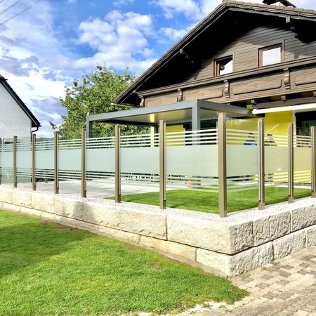 Gestreiftes Glasgeländer einer Steinterrasse, Ansicht von außen rechts