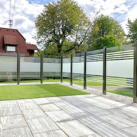 Gestreiftes Glasgeländer einer Steinterrasse, Ansicht von innerer Steinfläche