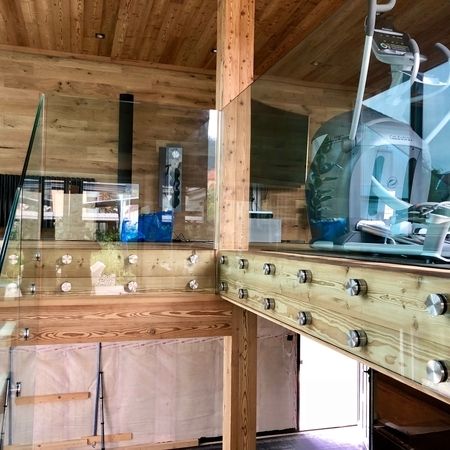 Glas- und Treppengeländer auf hölzernen Balken und Böden