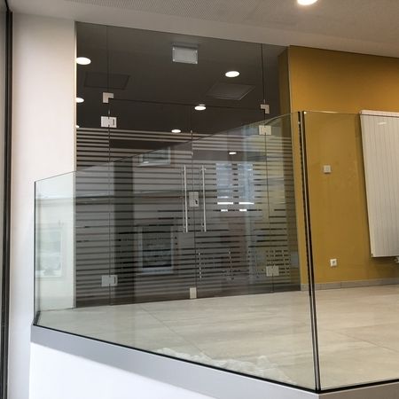 Glasgeländer in einem Innenraum