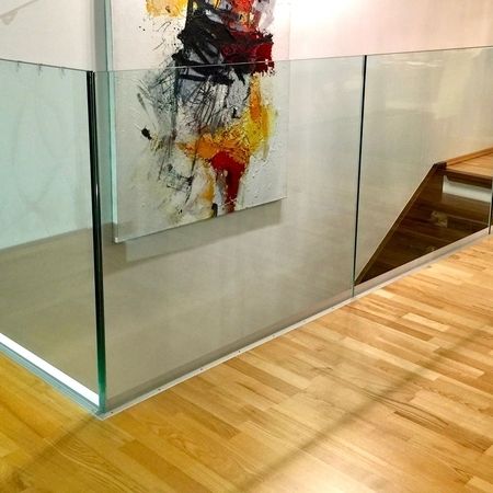 Glasgeländer um eine Treppe