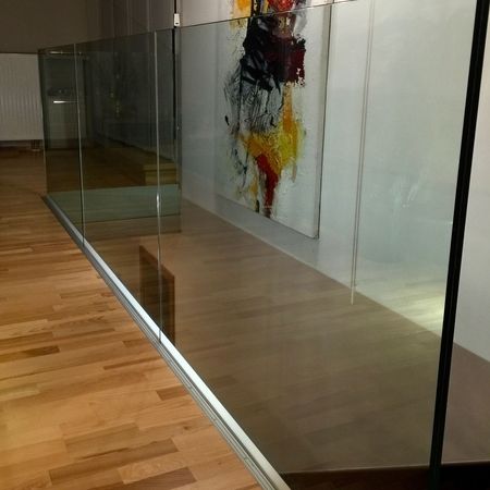 Glasgeländer zwischen oberer und unterer Etage