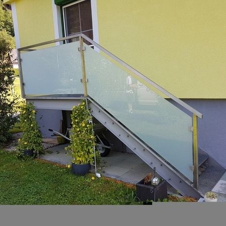 Milchglas-Geländer einer Haustreppe