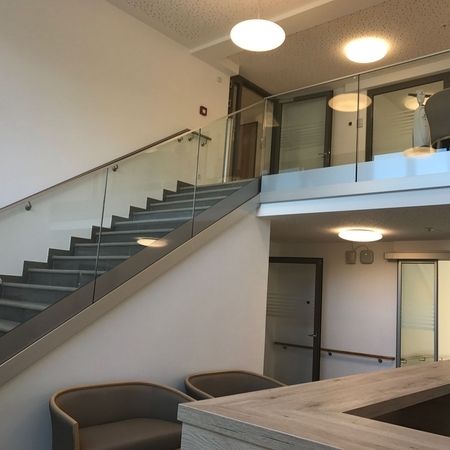 Glas-Treppengelände und Glas-Trennung zu einem oberen Geschoss