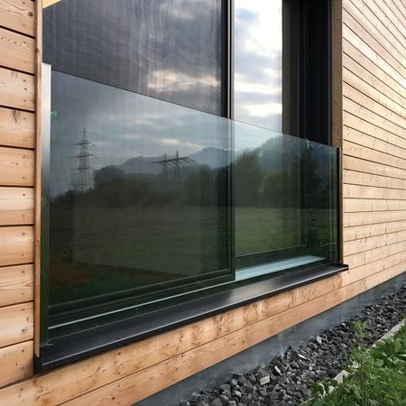 Glasgeländer vor einem bodentiefen Fenster