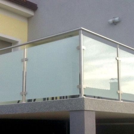 Balkongeländer mit Metallgerüst und Milchglas