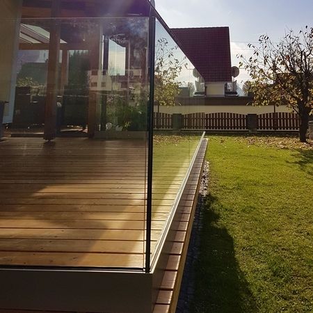 Holzterrasse mit verglastem Geländer